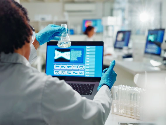 close-up-of-a-scientist-holding-a-microbiological-tablet-with-antibodies-in-the-laboratory-an-experiment-with-human-antibodies